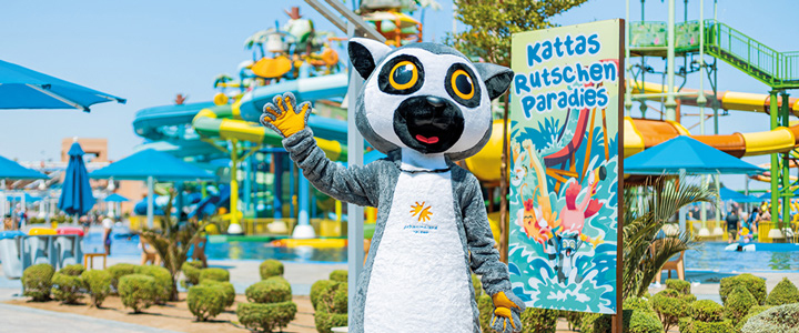 Maskotchen Katta vom Pickalbatros Jungle Aqua Park Resorts vor dem Rutschenparadies.